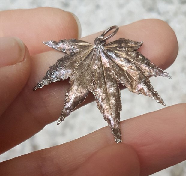 pandantiv unicat din argint 999, in forma de frunza de artar japonez, antichizat