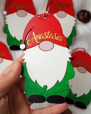 Gnom cu nume, ornament gnom cu nume, ornament gnom personalizat, ornament pitic craciun, glob gnom cu nume, gnom Mos Craciun, ornament brad gnom