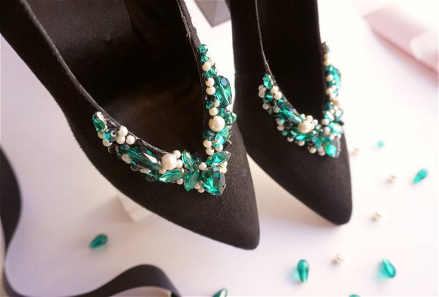Pantofi de piele cu cristale si perle