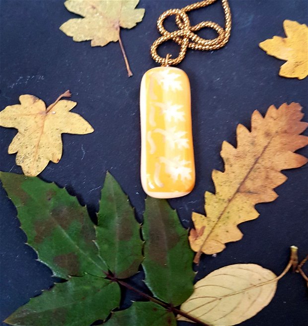 pandantiv unicat, dreptunghiular, din sticla fuzionata decorata cu frunze de stejar pe fond galben