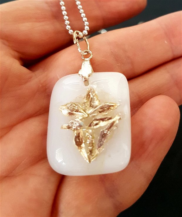 pandantiv unicat din sticla fuzionata alb opalescent, decorata cu floare din argint pur