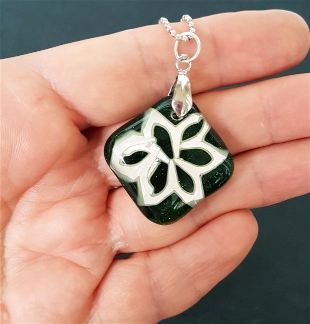 pandantiv unicat, romboidal, din sticla dicroica verde,  cu o floare din argint pur incorporata