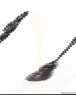 Nud-statueta din bronz pe un soclu din marmura