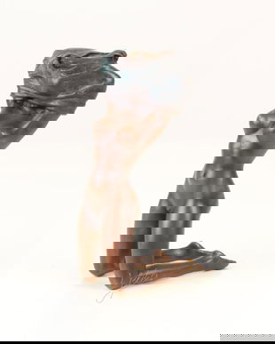 Nud-statueta din bronz pe un soclu din marmura