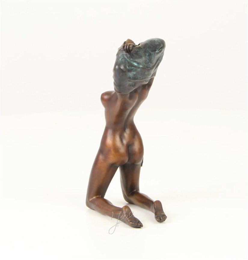 Nud-statueta din bronz pe un soclu din marmura