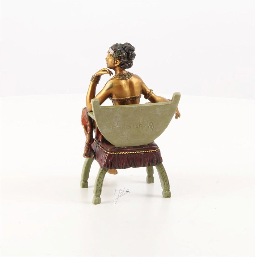 Doamna pe scaun-statueta din bronz pictat