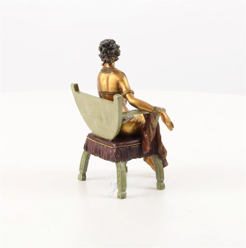 Doamna pe scaun-statueta din bronz pictat