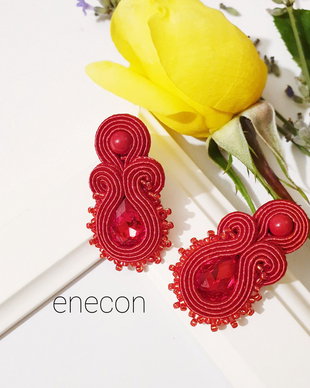 Cercei rosii pe lob, Cercei soutache