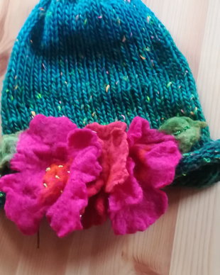 Căciulita cu floricele împaslite