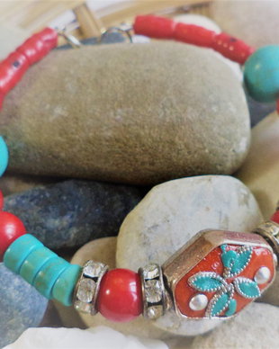 Bratara handmade din coral si turcoaz cu o margea cloisonne puse pe o baza fixa