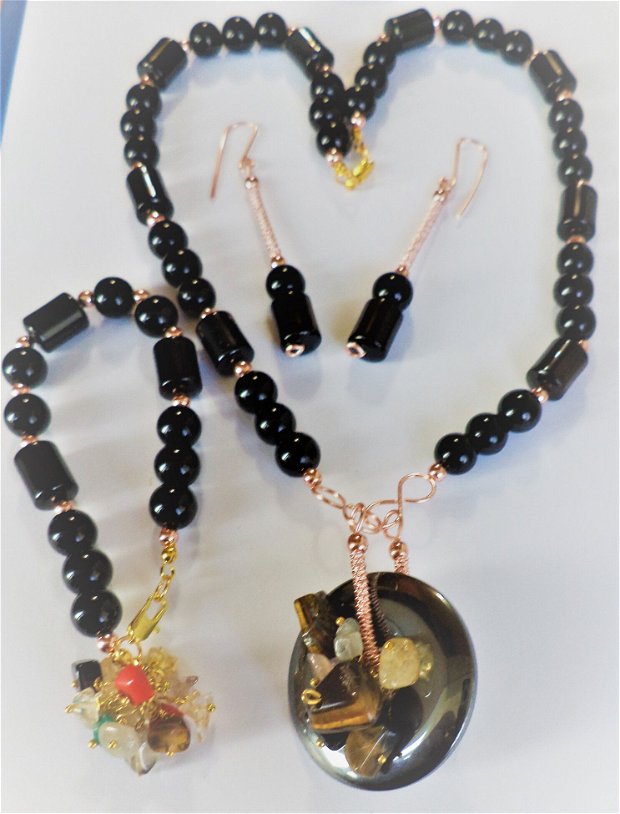Set bijuterii handmade din onix distantiere hematit eloxat auriu si pandantiv din donut hematit cu cipsuri mix de pietre semipretioase