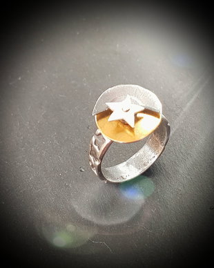 inel de autor, din argint pur si folie de aur 24k, cinetic, cu tema cosmica ( soarele, luna si o stea)