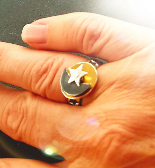 inel de autor, din argint pur si folie de aur 24k, cinetic, cu tema cosmica ( soarele, luna si o stea)