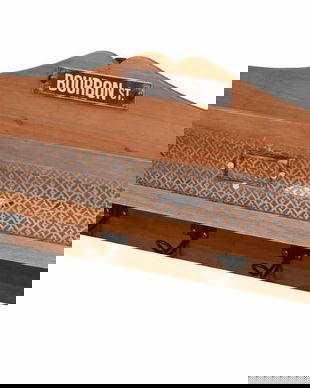 Cuier din lemn masiv maro cu 4 agatori si raft