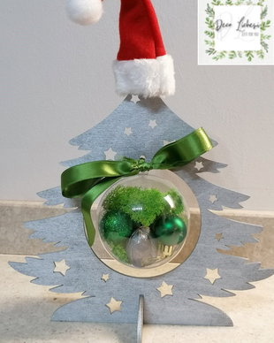 Bradut lemn decorat cu glob cu licheni stabilizati si alte accesorii de Craciun