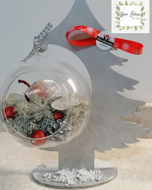 Bradut lemn decorat cu glob cu licheni stabilizati si alte accesorii de Craciun