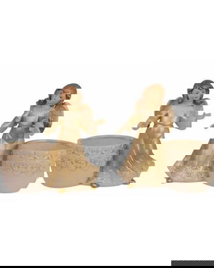 O pereche de sfesnice din portelan cu ingerasi