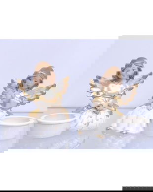 O pereche de sfesnice din portelan cu ingerasi