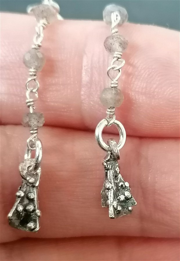 Cercei unicat, atarnatori, din argint pur, în forma de braduleti cu globulețe și șnur de cristale de labradorit