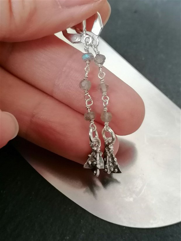 Cercei unicat, atarnatori, din argint pur, în forma de braduleti cu globulețe și șnur de cristale de labradorit