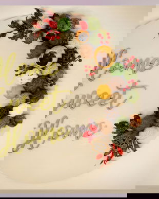 Decoratiune din lemn, personalizata, cu gheme si elemente din materiale neconventionale