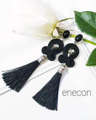Cercei negri cu ciucuri, Cercei soutache