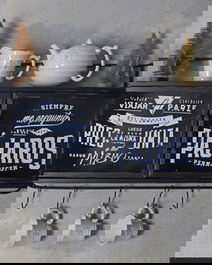 Bufetel de perete din metal negru cu scris alb