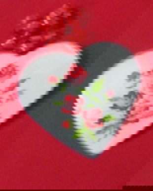 Batista brodata in cutie inimioara