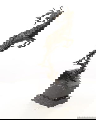 Cerb sarind-statueta din bronz pe un soclu din marmura