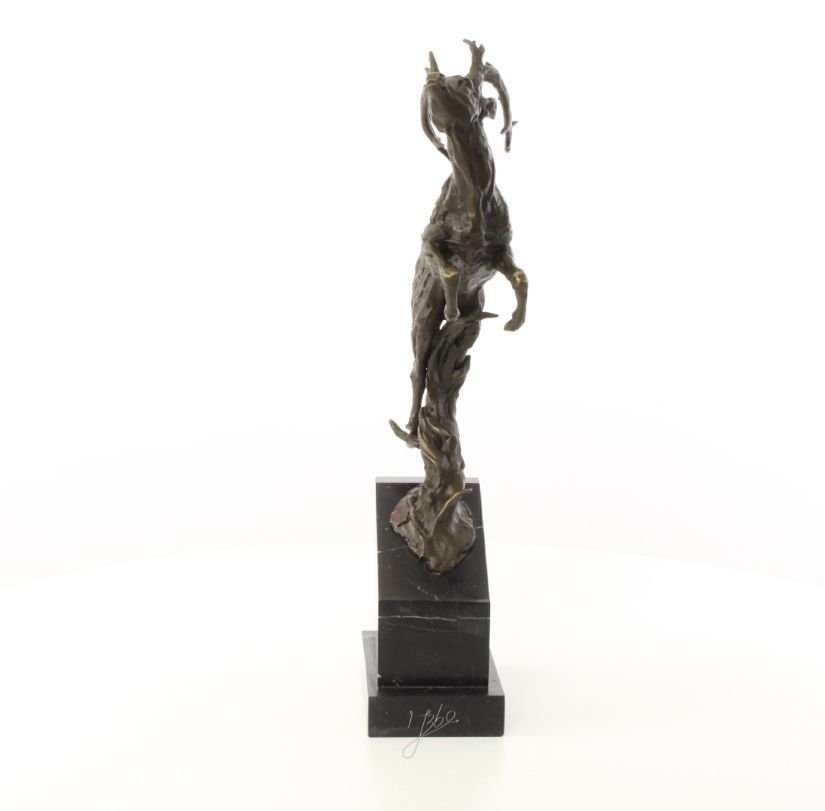 Cerb sarind-statueta din bronz pe un soclu din marmura