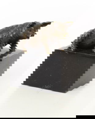 Porc sezand-statueta din bronz pe un soclu din marmura