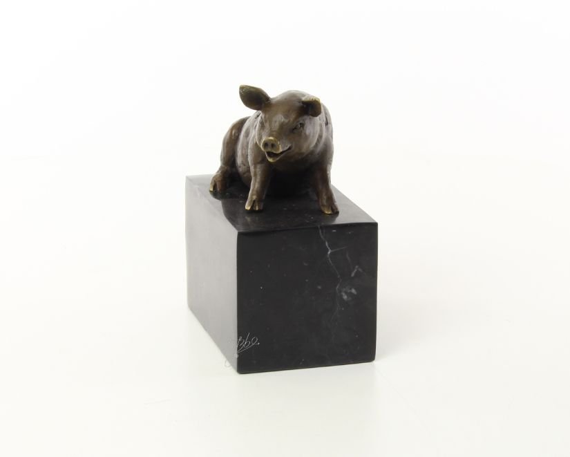 Porc sezand-statueta din bronz pe un soclu din marmura