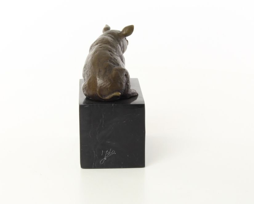 Porc sezand-statueta din bronz pe un soclu din marmura