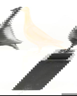 Porumbel-statueta din bronz pe un soclu din marmura