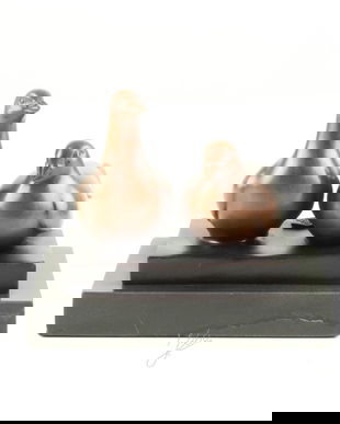 Pereche de porumbei-statueta din bronz pe un soclu din marmura