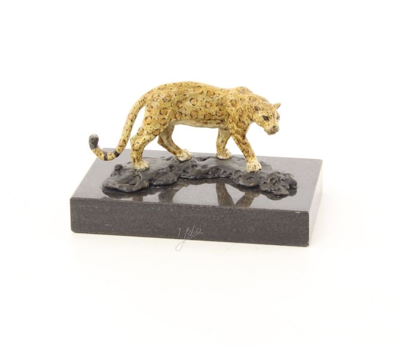Jaguar-statueta din bronz aurit pe un soclu din marmura
