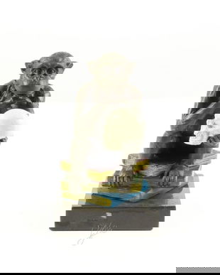 Maimuta Darwin filozofand- statueta din bronz pe un soclu din marmura