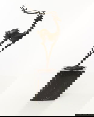 Antilopa-statueta din bronz pe un soclu din marmura