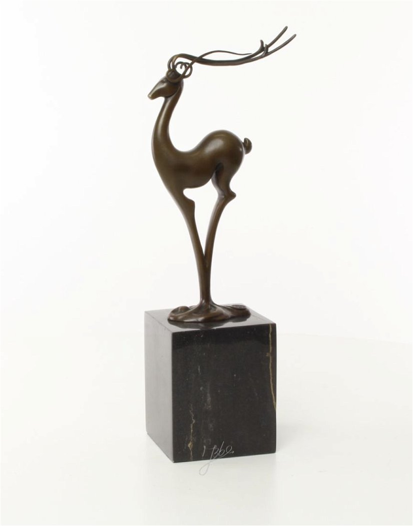 Antilopa-statueta din bronz pe un soclu din marmura