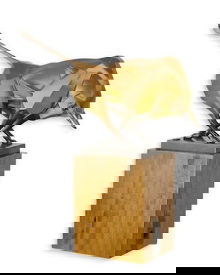 Taur-statueta din bronz pe un soclu din lemn masiv