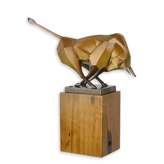 Taur-statueta din bronz pe un soclu din lemn masiv