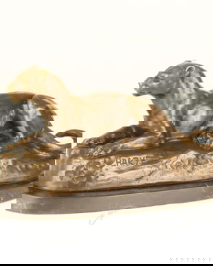 Leoaica sezand-statueta din bronz pe un soclu din marmura