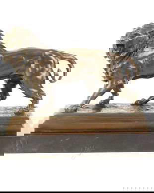 Leu-statueta din bronz pe un soclu din marmura