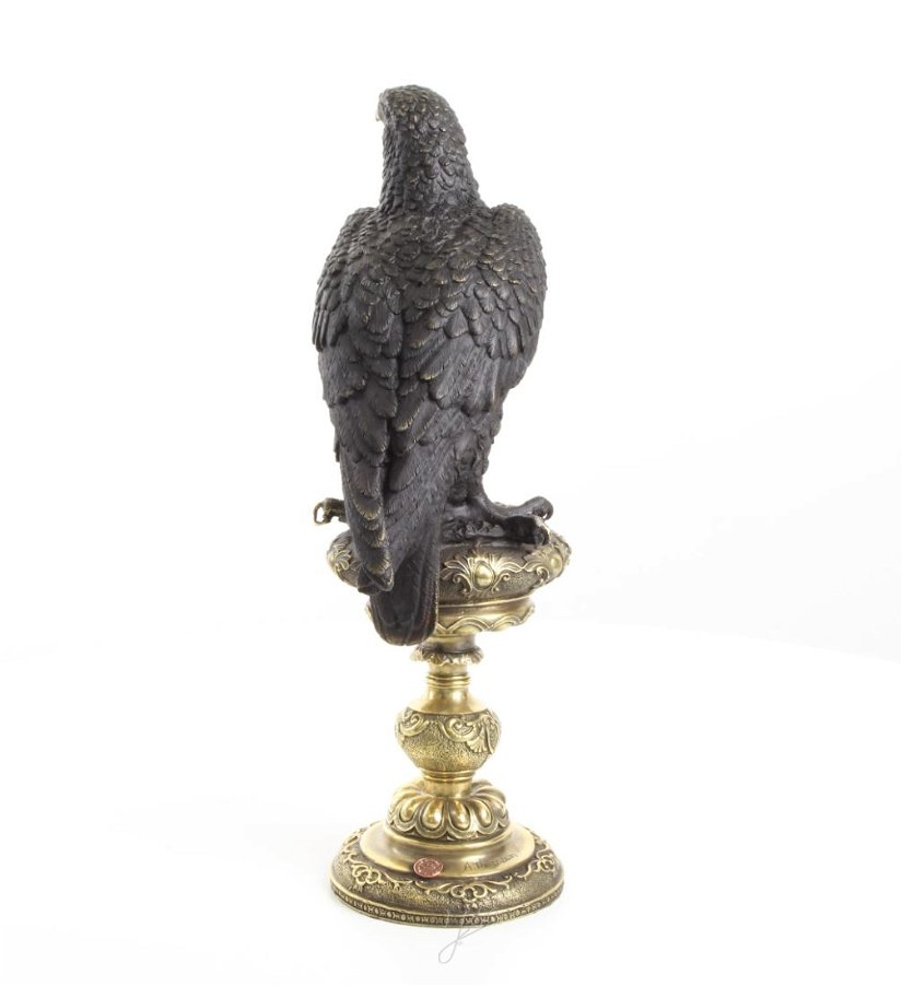 Vultur -statueta din bronz pe un soclu auriu