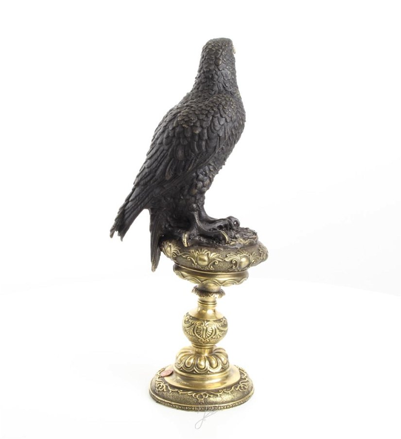 Vultur -statueta din bronz pe un soclu auriu