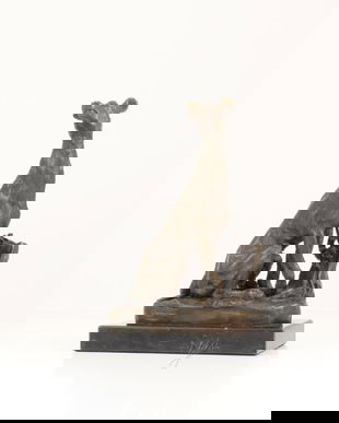 Ogar sezand-statueta din bronz pe un soclu din marmura