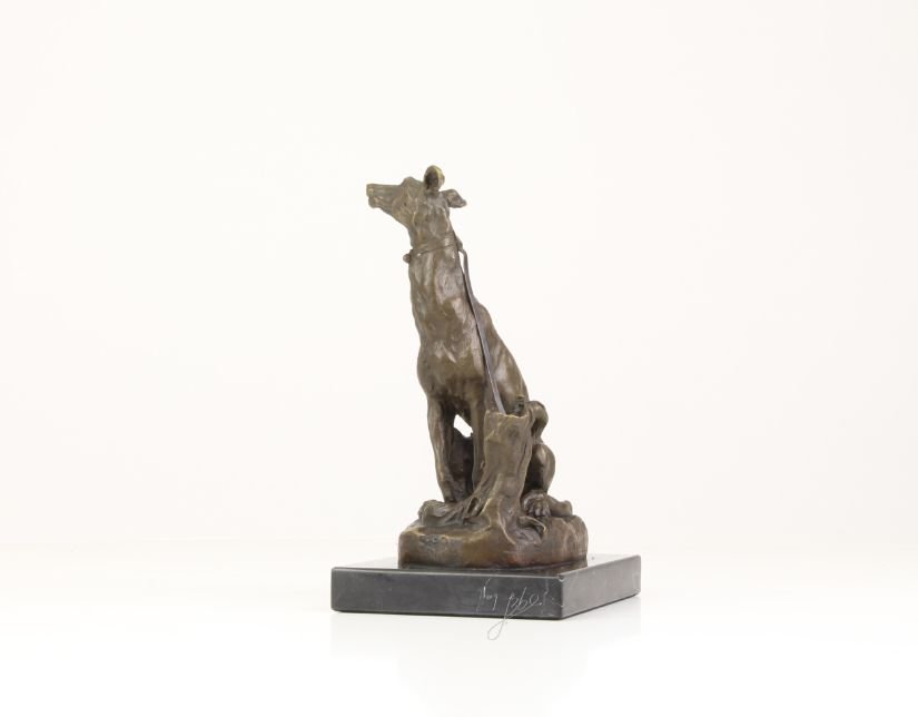 Ogar sezand-statueta din bronz pe un soclu din marmura
