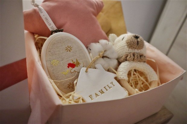 Gift box nou nascuti nr.1 - Cadou pentru viitoare mamici - Jucarie crosetata pe inel