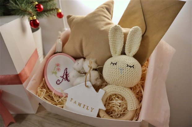 Gift box nou nascuti nr.3 - Cadou pentru viitoare mamici - Jucarie crosetata pe inel
