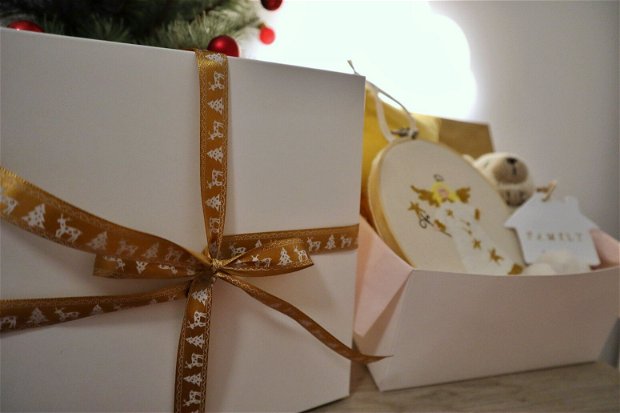 Gift box nou nascuti nr.4 - Cadou pentru viitoare mamici - Jucarie crosetata pe inel